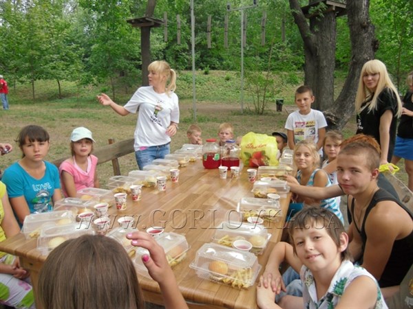 Маленькие горловчане из социального центра побывали веревочном городке парка Щербакова