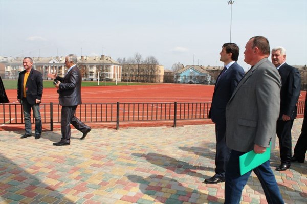 На зависть горловчанам: в Артемовске достраивают новый спорткомплекс "Металлург". Сегодня там губернатор размялся на тренажере 