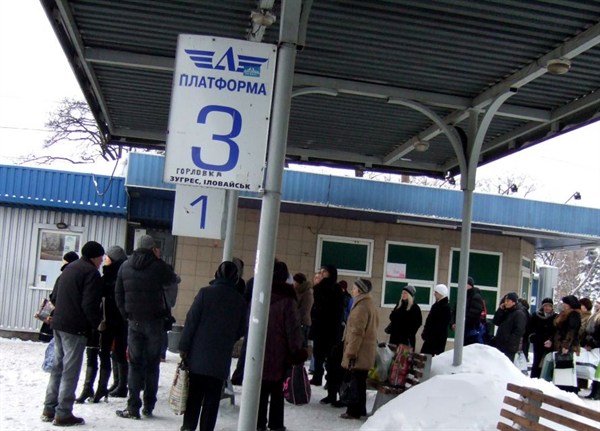 Автобусов «Донецк-Горловка» на автовокзале «Южный» люди ждали вчера по часу