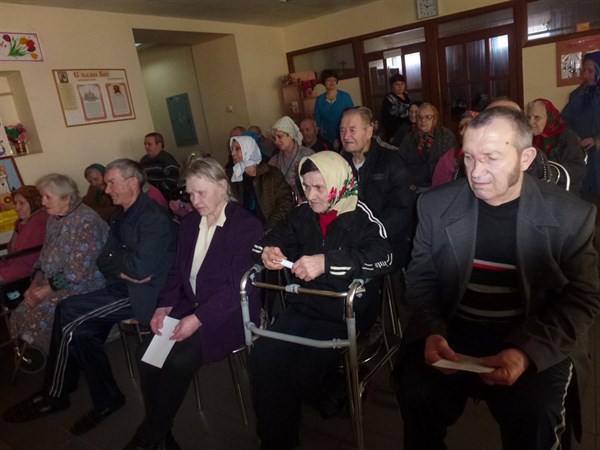 В институте иностранных языков Горловки собирают благотворительную помощь для пожилых людей