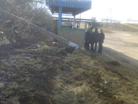 В Горловке ополченец едва не снес автобусную остановку. ФОТОФАКТ