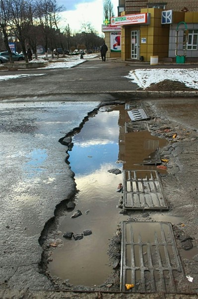 Водителей Горловки предупредили об опасности в центре города. Здесь разрушена ливневка (ФОТО)