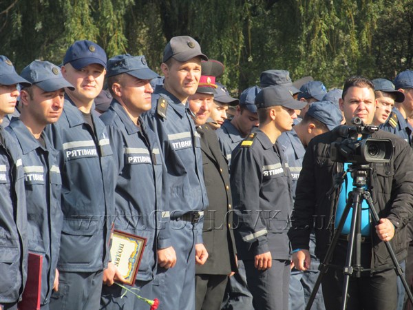 День спасателя в Горловке: смотр «боевой» техники и награждение бесстрашных МЧСников (ФОТОРЕПОРТАЖ)