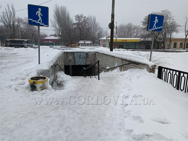 Куршевель в Горловке: подземный переход превратился в горку для спуска на лыжах
