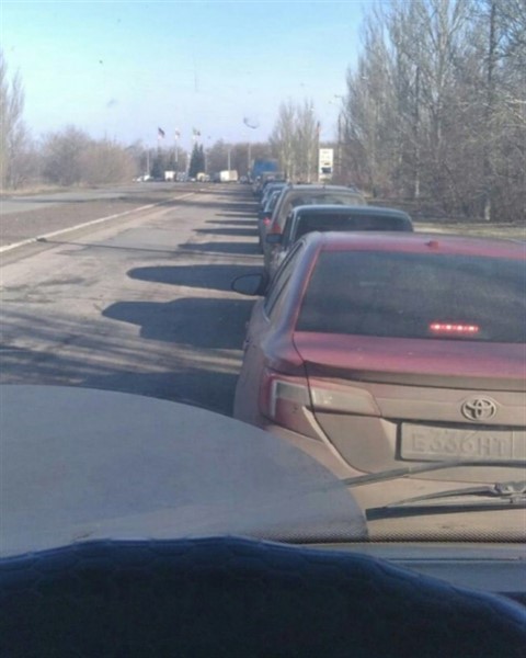 При въезде в Горловку со стороны Донецка образовались пробки: на блокпосту проверяют документы  