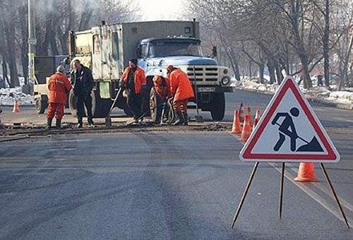 Прогиб засчитан: коммунальники, которым 4 месяца не платят зарплату, расписались в готовности и дальше ремонтировать дороги Горловки в долг