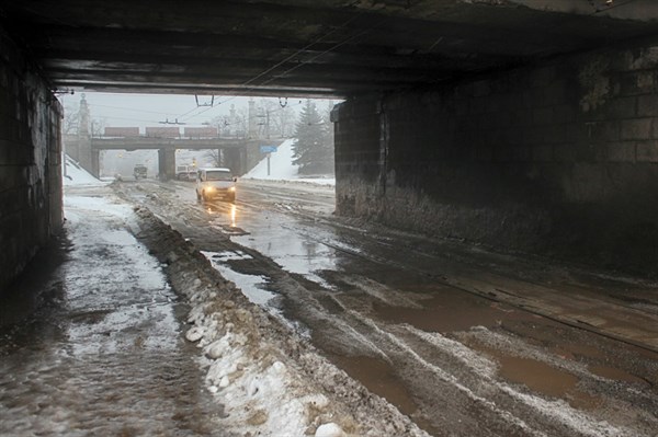 Горловская дорога под "кочегаровскими мостами": водители в ужасе от количества ям и аварий