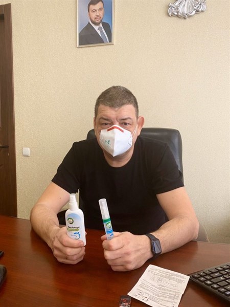 Мэр Горловки от "ДНР" подает пример жителям: он надел респиратор и купил антисептик (ФОТО)