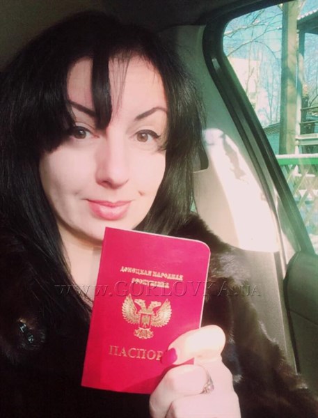 Заместитель "мэра" оккупированной Горловки похвасталась своим днровским паспортом (ФОТОФАКТ)