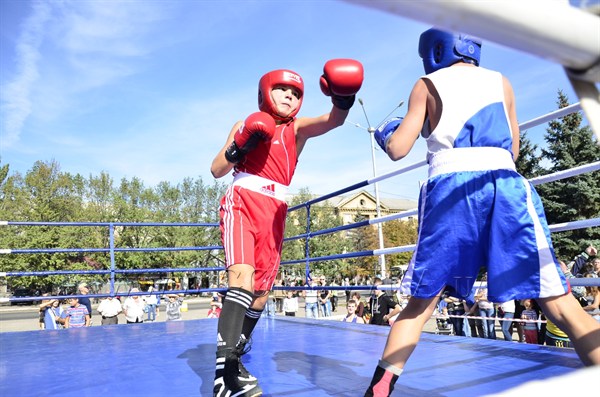 Дружеские бои: юные боксеры показали мастерство на центральной площади Горловки (ФОТОРЕПОРТАЖ) 