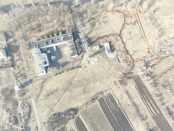 Школа в Зайцево с высоты птичьего полета: местность возле учебного заведения изрыта окопами (ФОТОФАКТ)