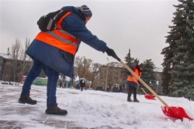 В Горловке сотрудники коммунальных служб вышли в выходной чистить снег. ФОТОРЕПОРТАЖ 