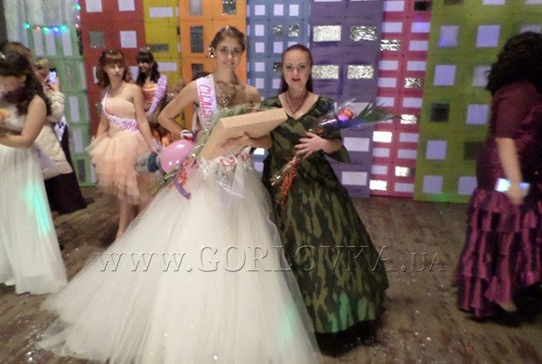 Не войной единой: в горловском поселке прошел конкурс красоты среди школьниц