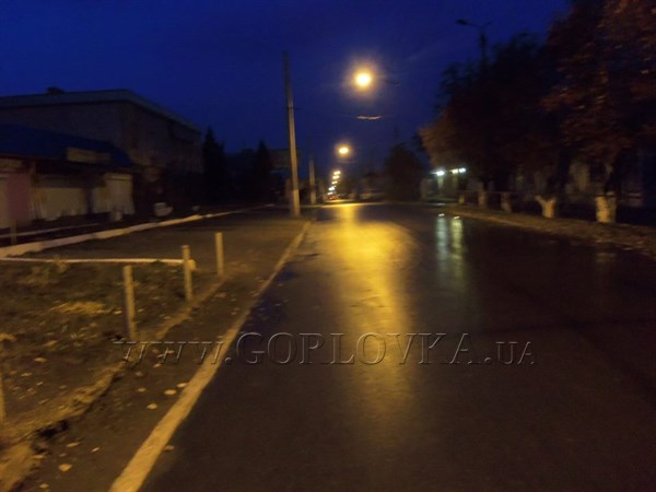 Город просыпается: в Горловке в семь утра еще темно и пустые улицы (ФОТОФАКТ)