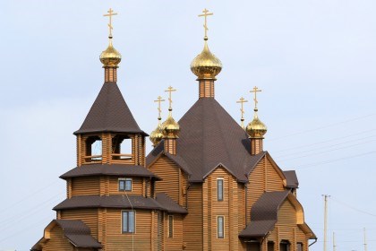 Завтра в Горловке открывается деревянный Благовещенский храм в жилмассиве Строителей, рядом с которым оборудована детская площадка