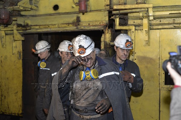 Кандидат в президенты Украины Михаил Добкин опустился в горловкую шахту, взял в руки отбойный молоток и добыл свой первый кусок угля 