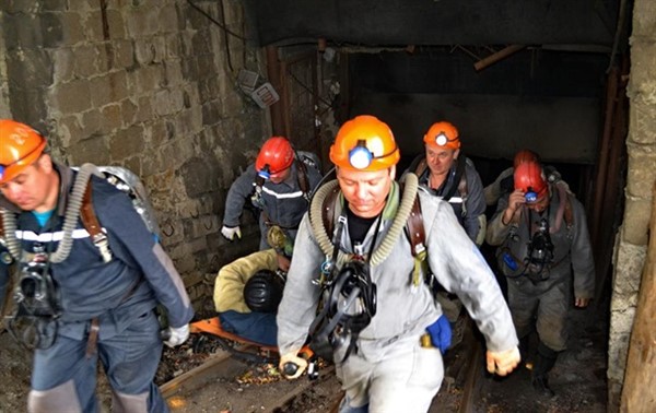 В Донецке на шахте Скочинского продолжают искать четырех шахтеров. Из-за пожара они остались под землей