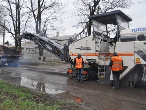 Улицу Изотова подготовили к капитальному ремонту дороги. Возможно, асфальтировать будут ночью  