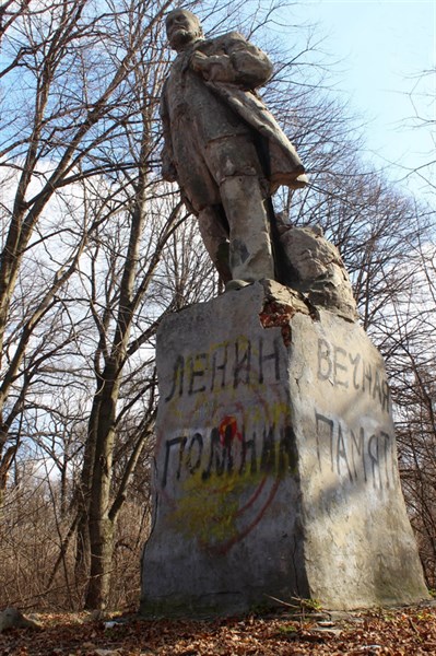 Декоммунизация в “народных республиках”: “Зомби-Ленина” в Калининском районе Горловки больше нет