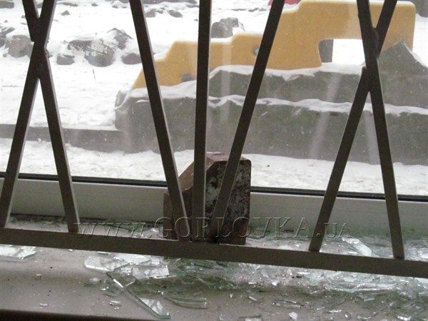 Покой им только снится: в горловском офисе партии «Батькивщина» опять разбили окна. С предыдущей атаки прошло всего 10 дней