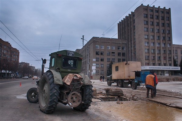 Возле горловской мэрии масштабный порыв воды: сотрудники "Водоканала" прорубали асфальт