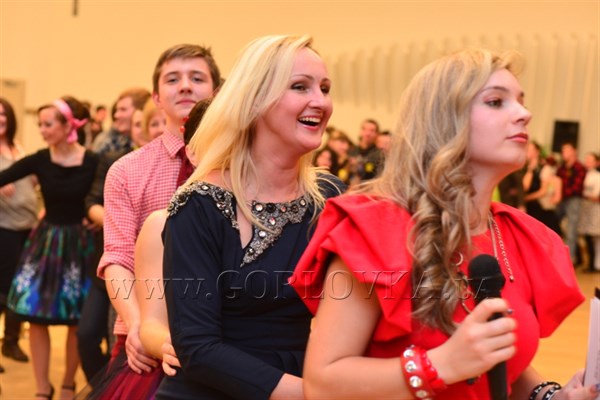 Горловские депутаты танцевали под хиты 80-х на студенческом балу, а мэр скромно стоял в сторонке (ФОТОРЕПОРТАЖ)