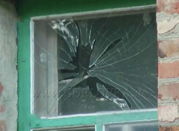В результате обстрела горловского поселка  повреждены жилые дома. ФОТО