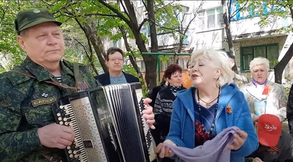 В Горловке прошла акция "Поем двором": творческие коллективы приехали в районы и пели песни