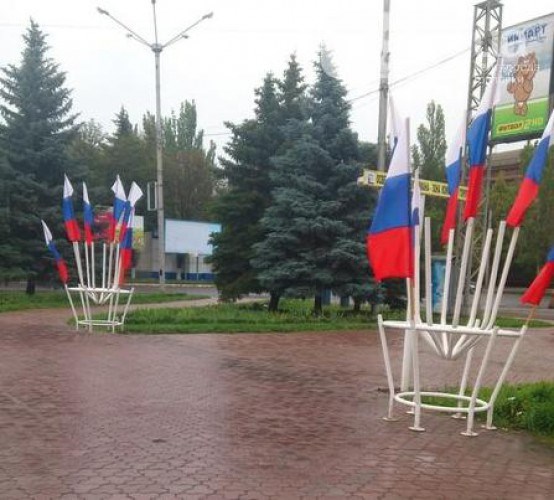 В Горловке неизвестные лица заполнили российскими флагами мусорные урны на площади Победы (ВИДЕОФАКТ)