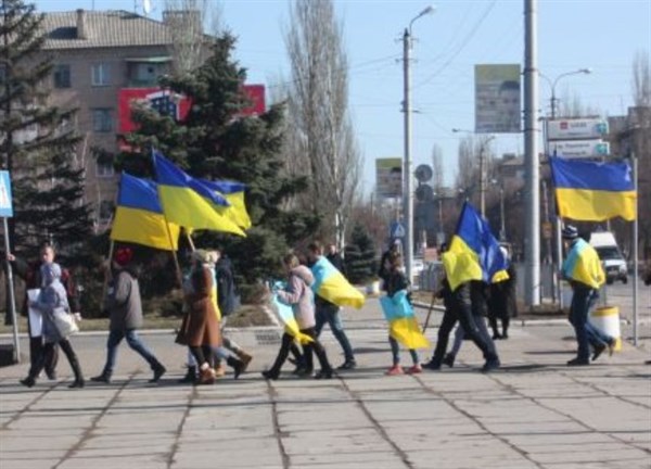 Горловские нравы: 8 марта одной из первых, кто ударил сумкой по голове подростка с украинским флагом, была женщина (ВИДЕО)