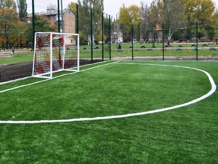 В Горловке дети не играют на  футбольных полях с искусственным покрытием: «из-за грязи и потому что мячи в окна летят»