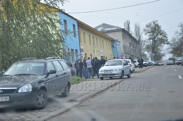 День выборов с Gorlovka.ua: в Горловке к офисам Артура Герасимова массово стягиваются автомобилисты 