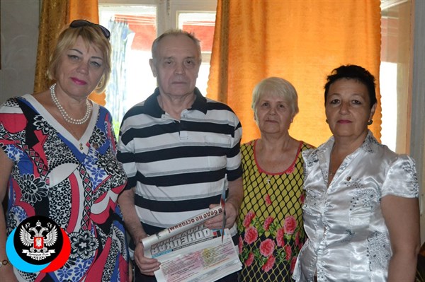 Члены общественного движения "ДНР" поздравили ветерана Труда из Горловки подарили торт и газету о процветающей республике 