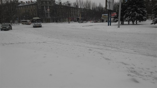 В Горловке все завалено снегом, дороги не чистятся, из пригородов выехать невозможно  