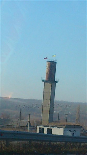 Возле поселка Красный Партизан в Горловке соседствуют два флага, украинский и днровский. ФОТОФАКТ