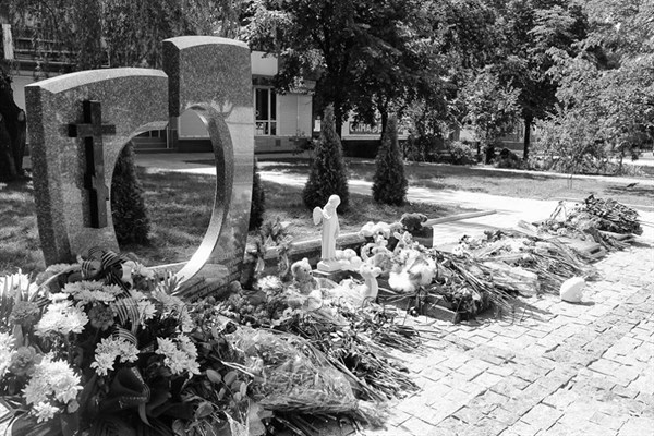 "Кто-то плакал, кто-то стоял наклонив голову": как прошло открытие мемориала в честь погибших горловчан (ФОТОРЕПОРТАЖ)