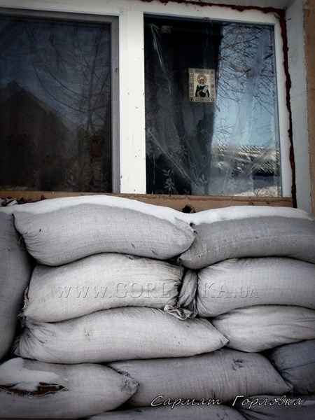 Горловчане, которых "кошмарят" наступлением украинской армии, пытаются мешками защитить жилье (ФОТОФАКТ) 