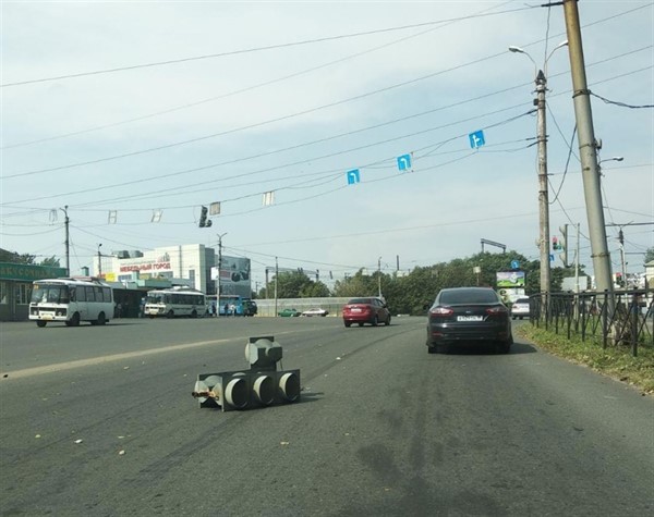 В Горловке среди белого дня упал светофор (ФОТОФАКТ)