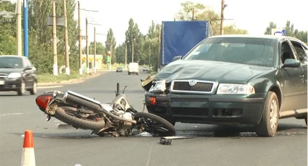 Авария дня: на перекрестке, пользующемся у горловских водителей дурной славой, дама за рулем сбила мотоциклиста  (видео)