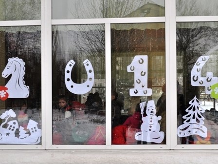 «Новогоднее настроение»: горловские школьники своими руками создают игрушки и украшения (ФОТОФАКТ)
