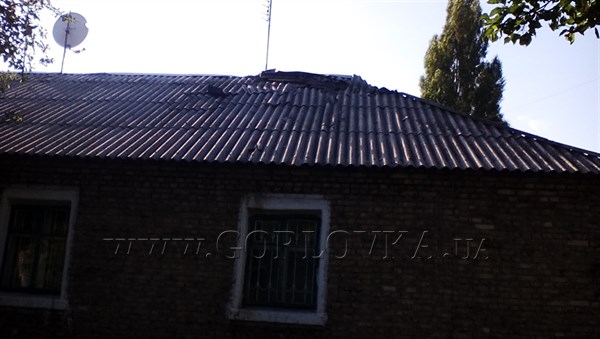 Утренняя стрельба в двух районах Горловки: в Никитовке в результате обстрела пострадала крыша жилого дома (ФОТО)
