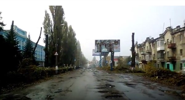 Заколоченные окна, ямы на дорогах: жительница Горловки показала город ранним субботним утром