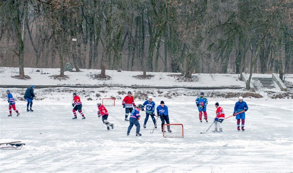 Хоккей на Короленковских прудах в Горловке. Фото дня