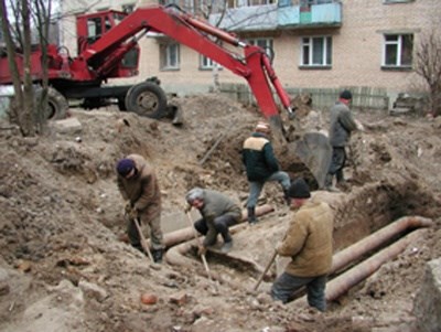Два дома по бульвару Димитрова встретят зиму с теплом, а с жильца, самовольно вырезавшего трубы, требуют 160 тысяч гривен