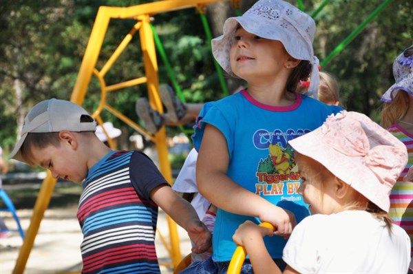 Стироловцы подарили жителям поселка Семидорожки новую детскую площадку (ФОТО)