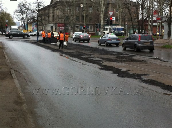 Горловка готовится к встрече с Добкиным: по маршруту его следования укладывают асфальтную вырубку в мокрые после дождя ямы (ФОТО, ВИДЕО)