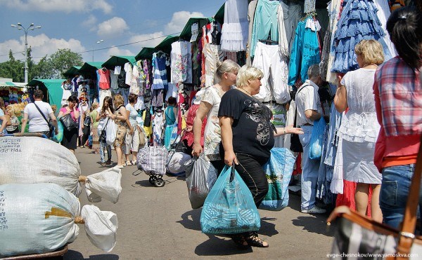 На рынке «Александрия» для торговцев арендная плата составляет одна гривна в месяц, а шахты не отгружают уголь в Киев