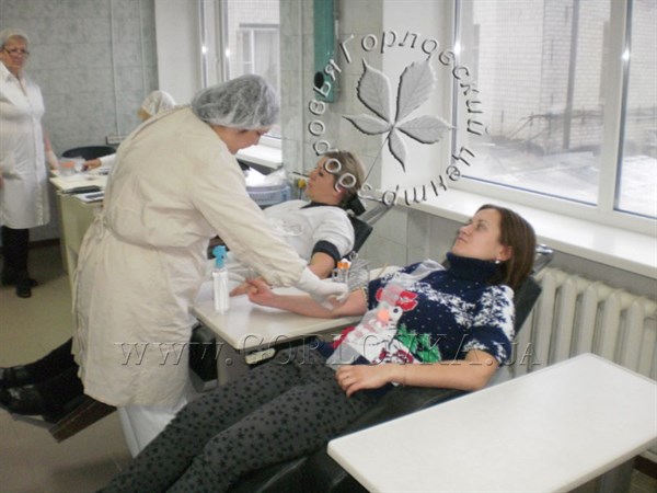 В Горловке целая семья из шести человек сдала кровь для раненых в день донора