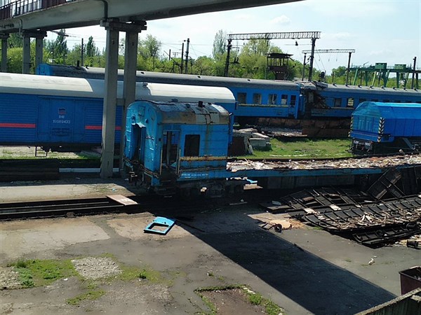 В Горловке пилят на металл железнодорожные вагоны: ФОТОФАКТ