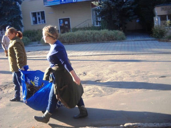  "Прошла любовь, завяли помидоры": В Горловке на субботнике мусор собирали в знамена Партии регионов (ФОТОФАКТ)